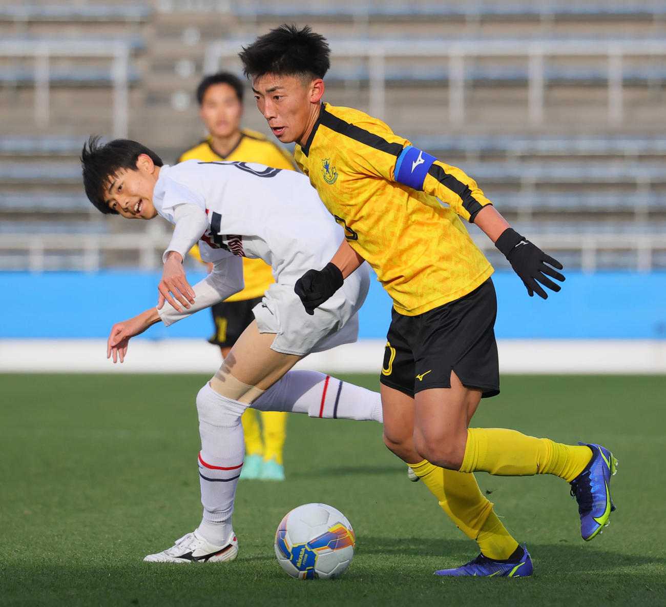 仙台育英対滝川二　前半、ドリブル突破を図る仙台育英・島野（撮影・野上伸悟）