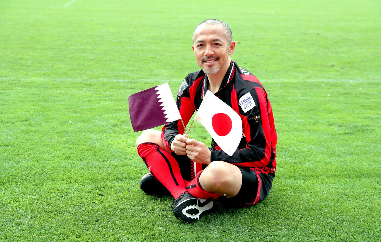 カタールと日本の国旗を持ち笑顔で撮影に応じる札幌小野（撮影・佐藤翔太）