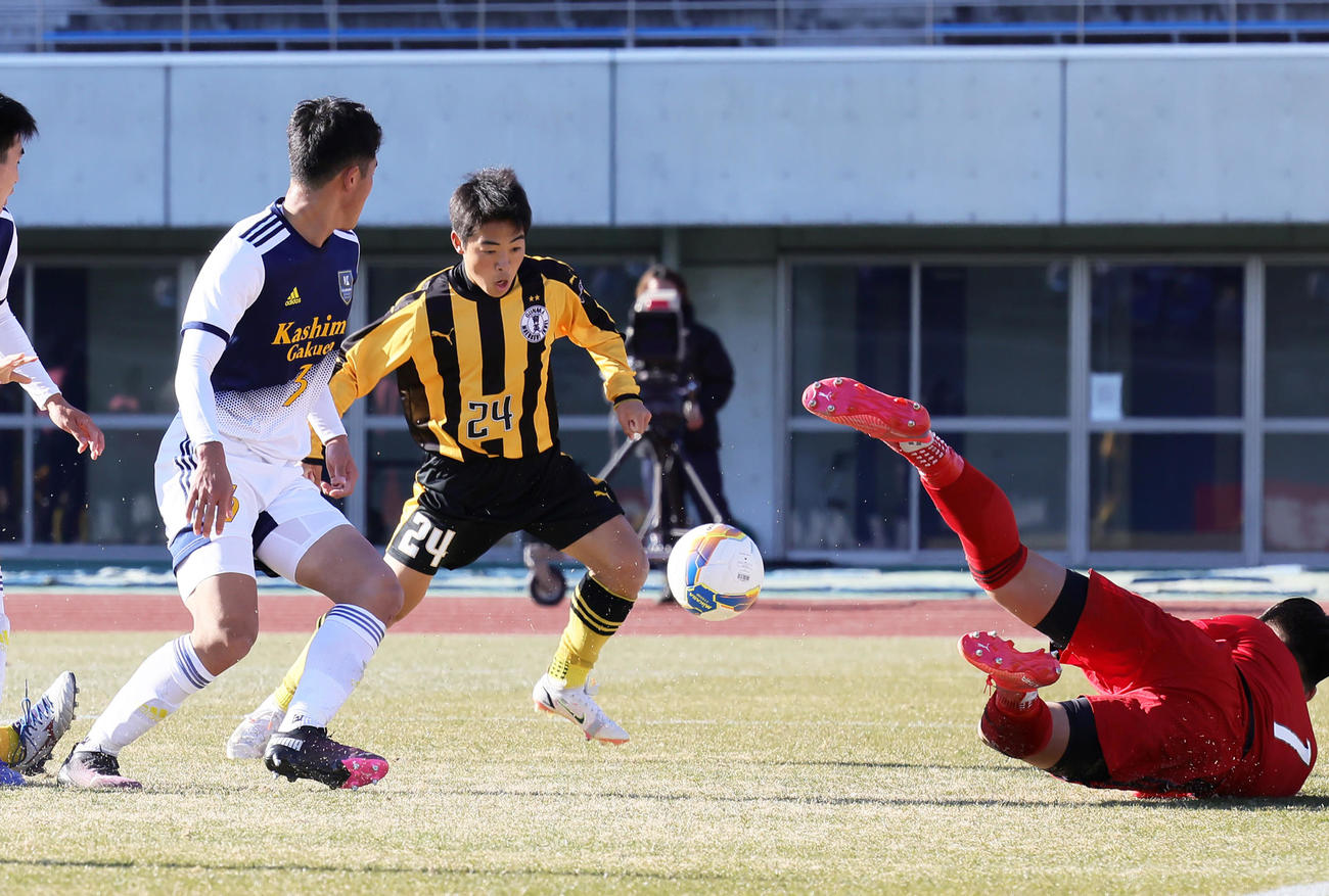前橋育英対鹿島学園　後半、ゴールを決める前橋育英・高足善（中央）（撮影・足立雅史）