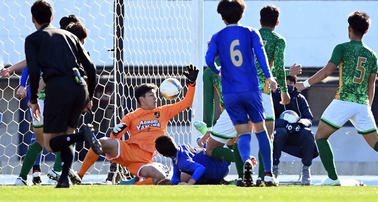 阪南大高対青森山田　後半、倒れ込みながらゴールを決める阪南大高・鈴木章斗（撮影・たえ見朱実）