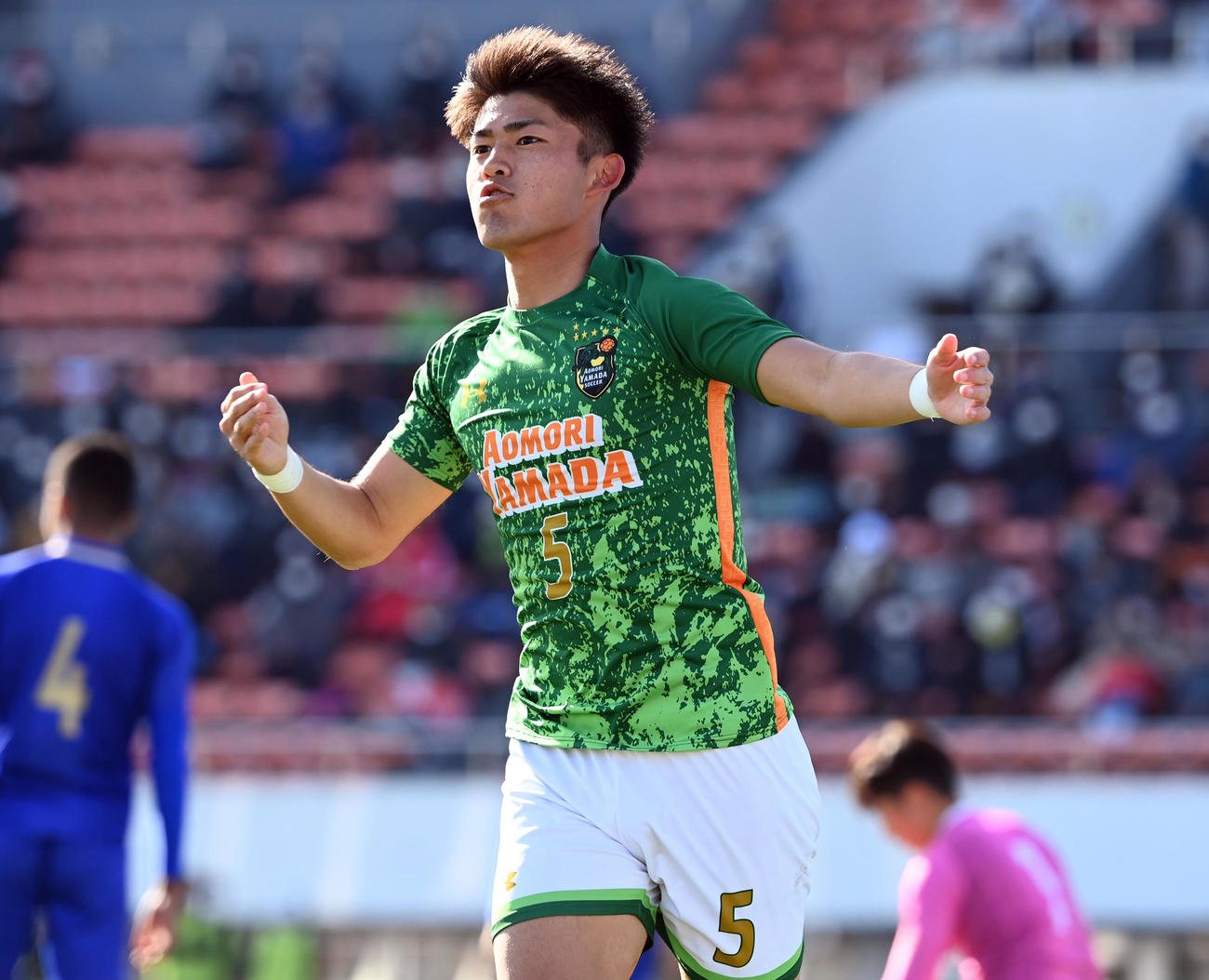 阪南大高対青森山田　後半、ヘディングでゴールを決め喜ぶ青森山田・丸山（撮影・たえ見朱実）