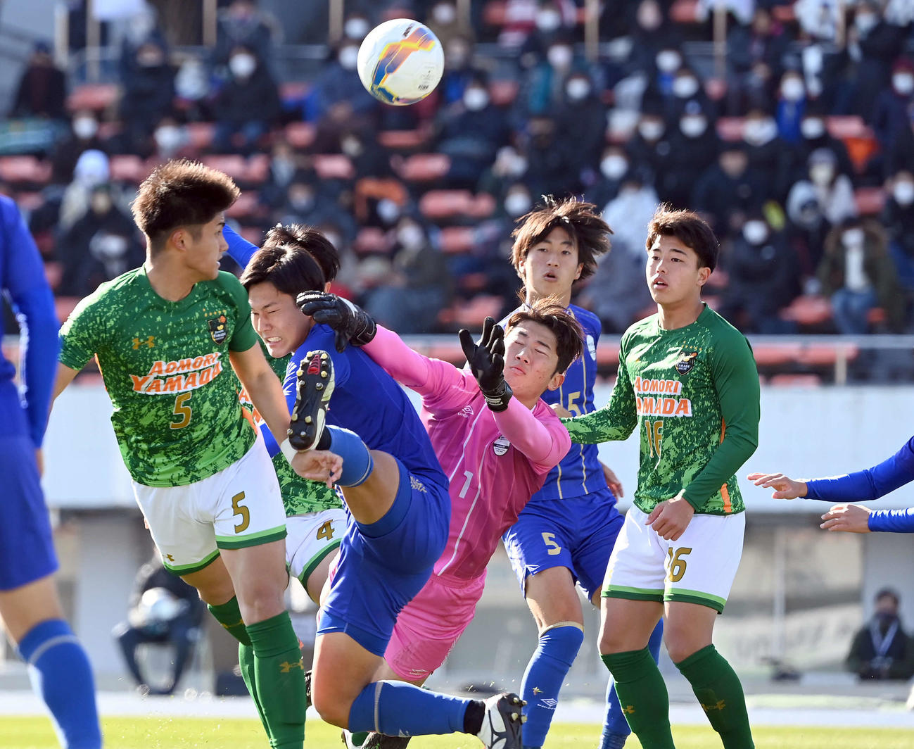 阪南大高対青森山田　後半、ヘディングでゴールを決める青森山田・丸山（撮影・たえ見朱実）