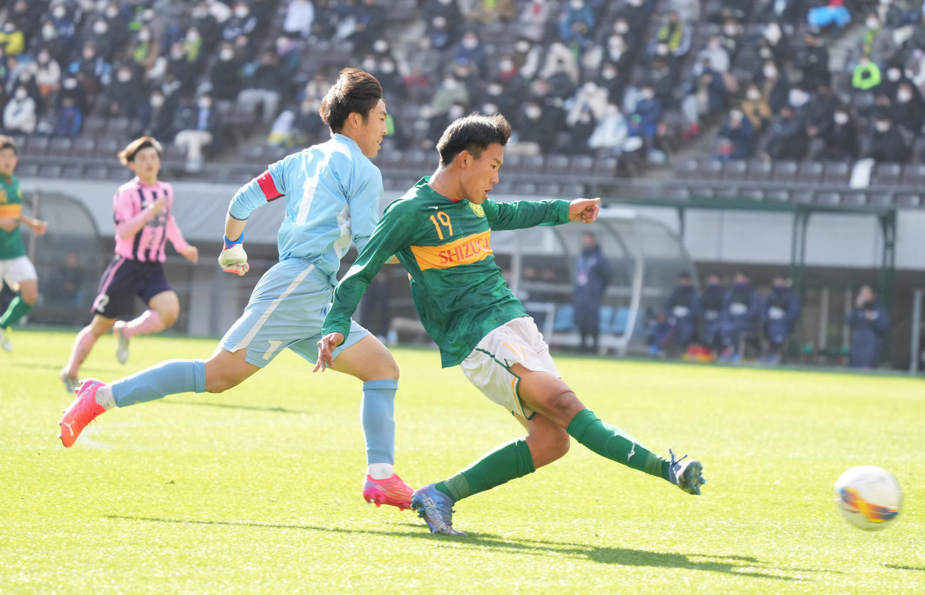 宮崎日大対静岡学園　前半、チーム6点目のゴールを奪う静岡学園・松永（撮影・小沢裕）