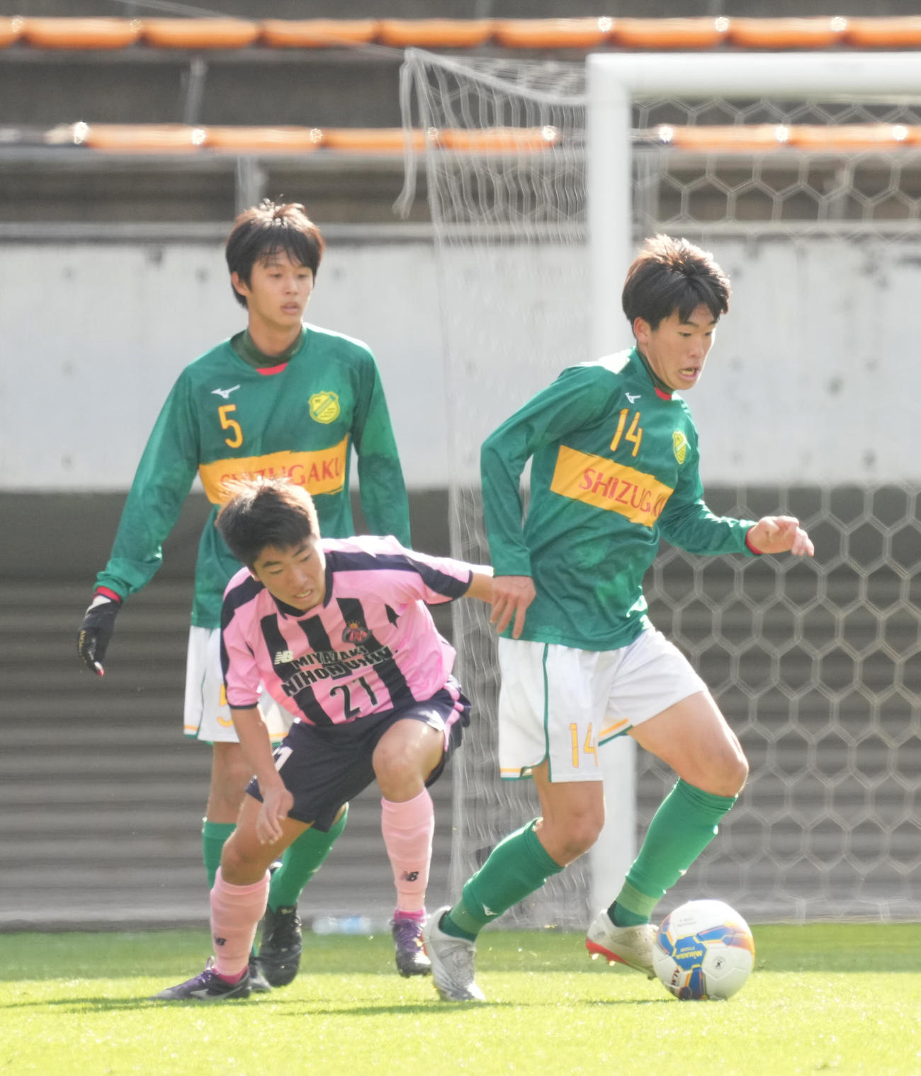 宮崎日大対静岡学園　前半、宮崎日大・若松（左）からボールを奪う静岡学園・西村（撮影・小沢裕）