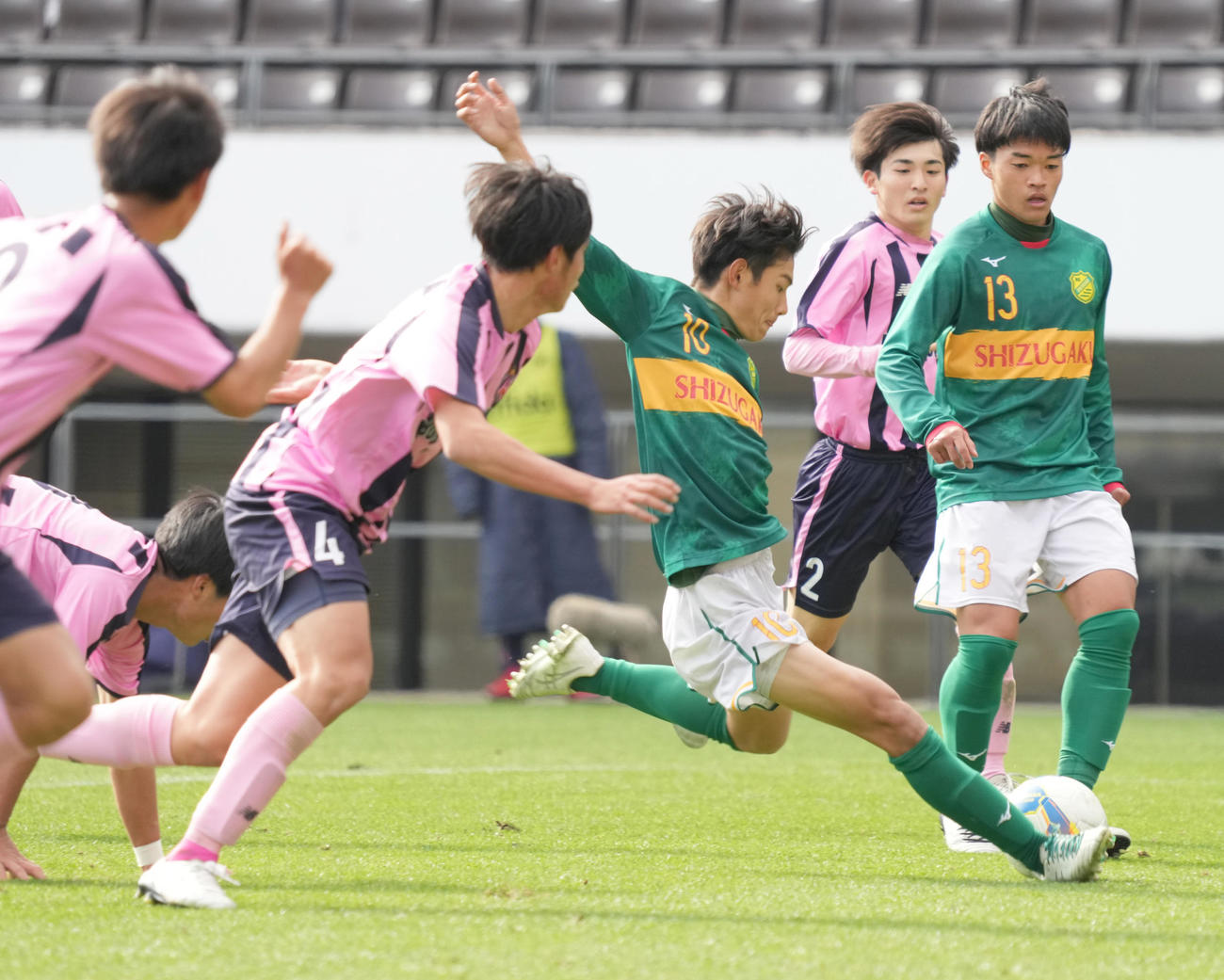 宮崎日大対静岡学園　前半、ゴールを奪う静岡学園・古川（撮影・小沢裕）