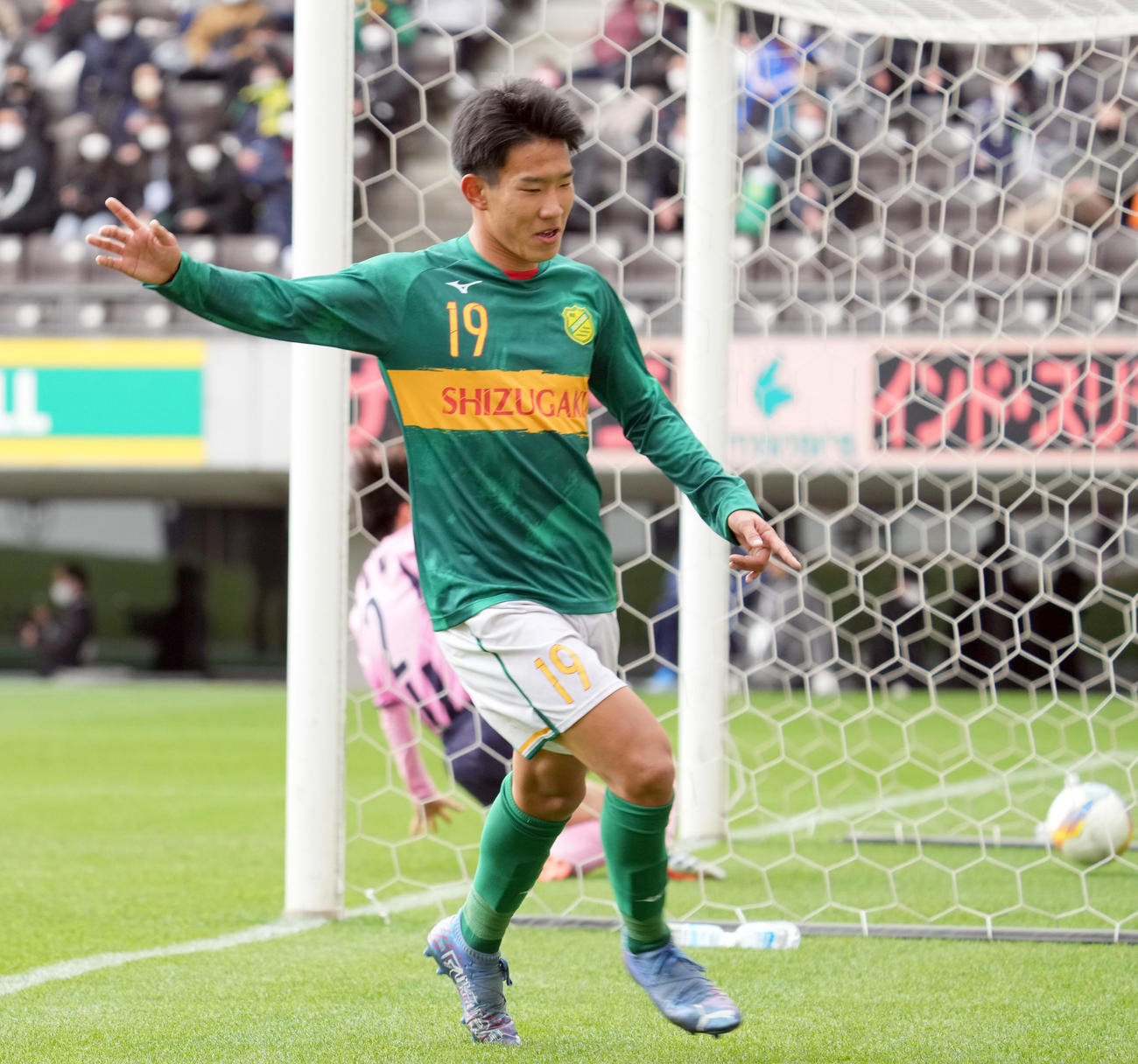 宮崎日大対静岡学園　前半、静岡学園・松永は1点目のゴールを奪う（撮影・小沢裕）