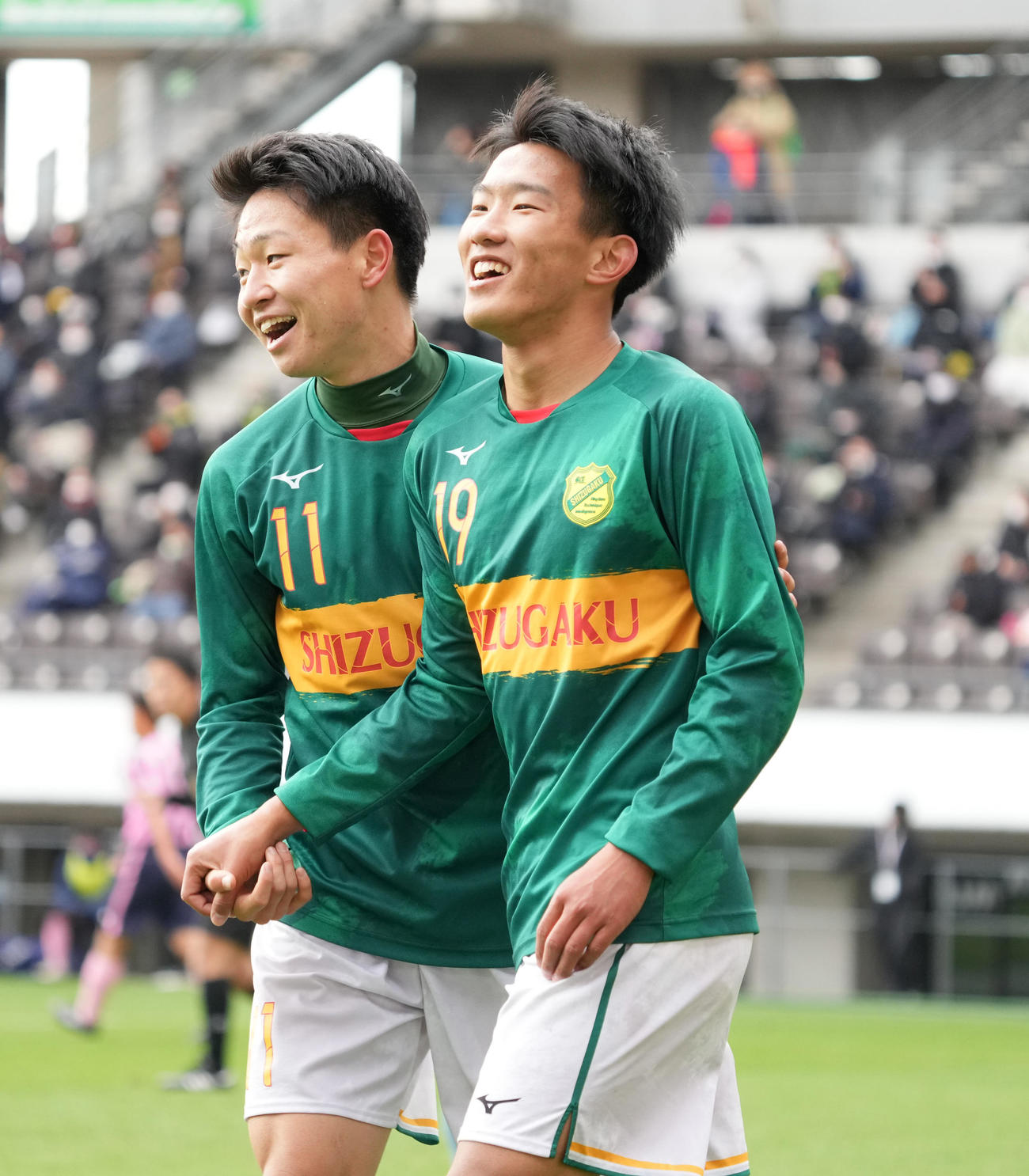 宮崎日大対静岡学園　前半、静岡学園・松永颯汰は1点目のゴールを奪い川谷凪（左）の祝福を受ける（撮影・小沢裕）