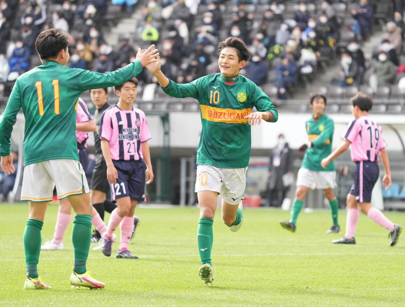 宮崎日大対静岡学園　前半、ゴールを決めた静岡学園・古川は川谷（左）の祝福を受ける（撮影・小沢裕）