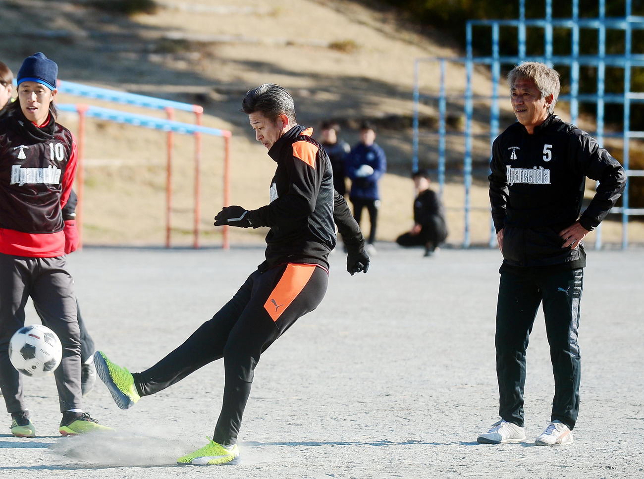 城内FC初蹴り・現役対OB戦、FKでゴールを狙う三浦知良。右は兄でJFL鈴鹿・監督兼GMの泰年氏（撮影・前田和哉）