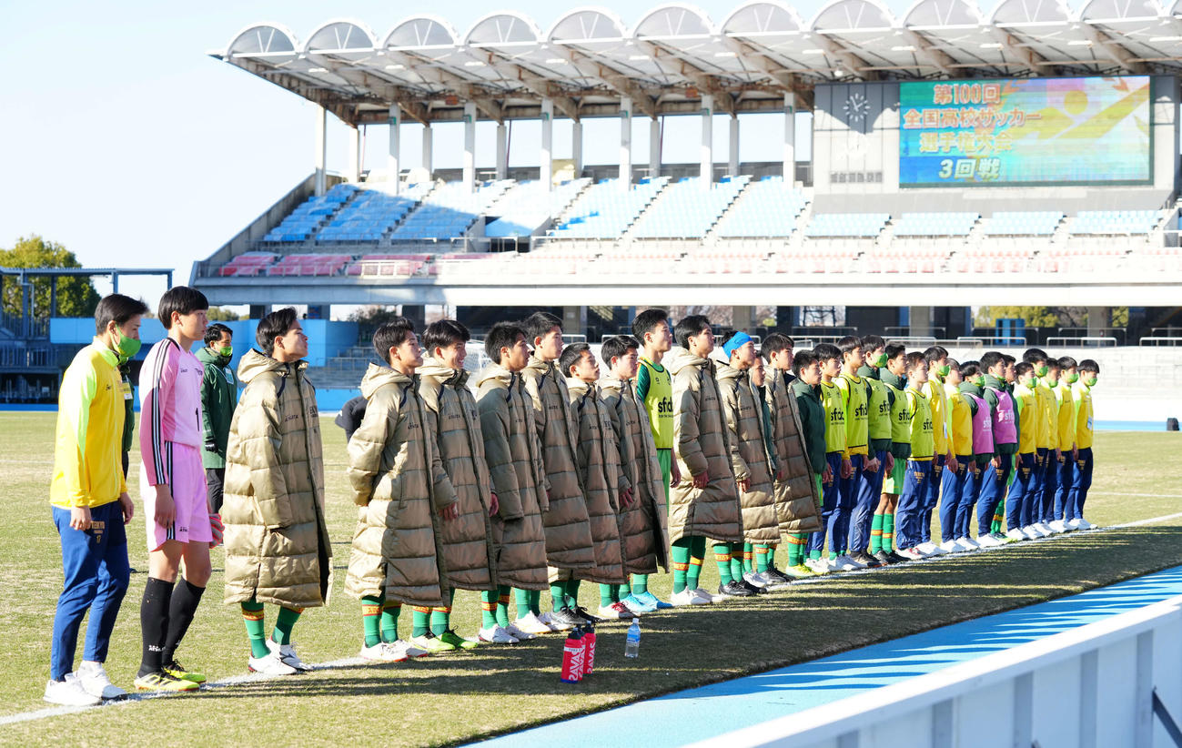 帝京長岡対桐光学園　PK戦で桐光学園に敗れ、応援席にあいさつする帝京長岡の選手たち（撮影・江口和貴）