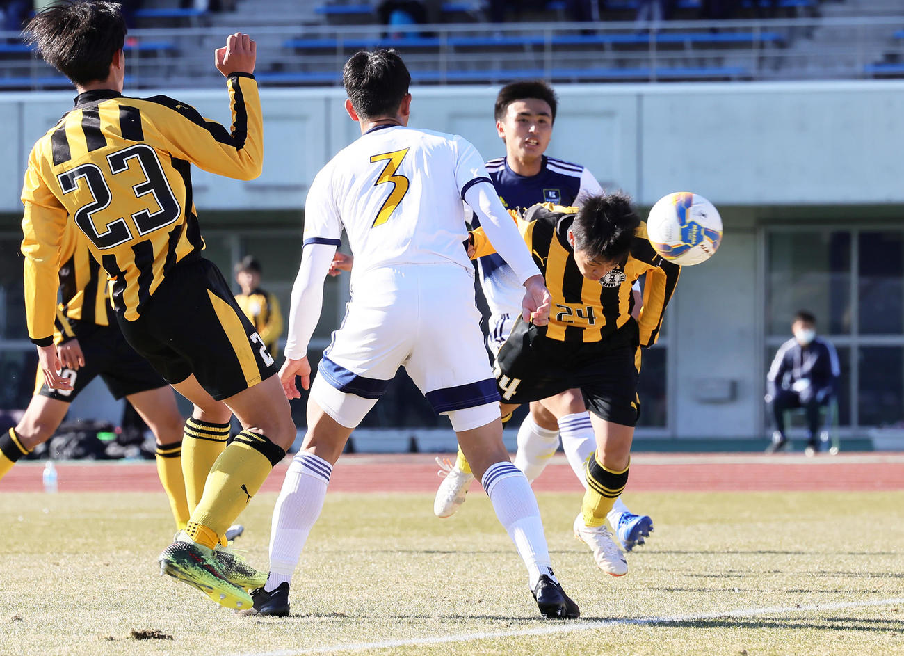 前橋育英対鹿島学園　後半、ヘディングでゴールを決める前橋育英・高足（右）（撮影・足立雅史）