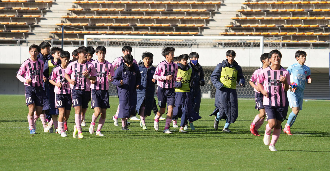 宮崎日大対静岡学園　準決勝進出を逃しがっくりとスタンドへあいさつへ向かう宮崎日大イレブン（撮影・小沢裕）