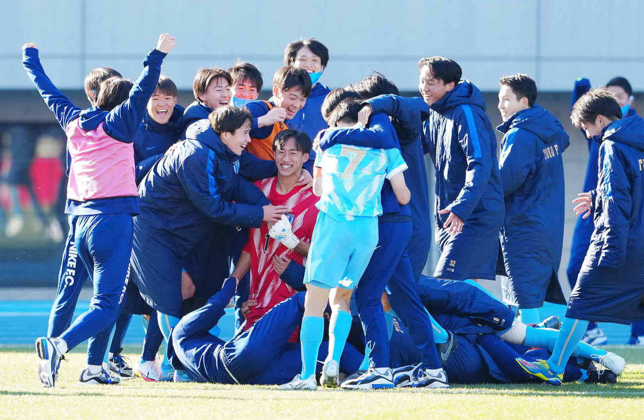 帝京長岡対桐光学園　PK戦で勝利し喜ぶ桐光学園の選手たち（撮影・江口和貴）