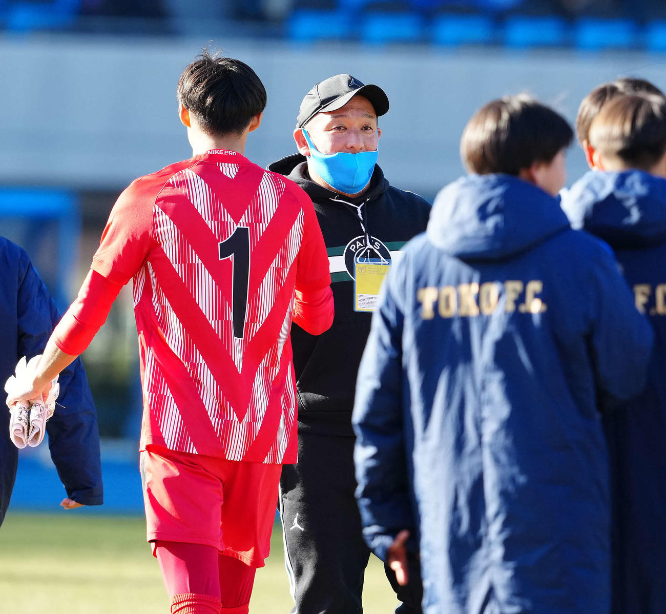 帝京長岡対桐光学園　試合後、選手たちをねぎらう桐光学園・鈴木監督（中央）（撮影・江口和貴）