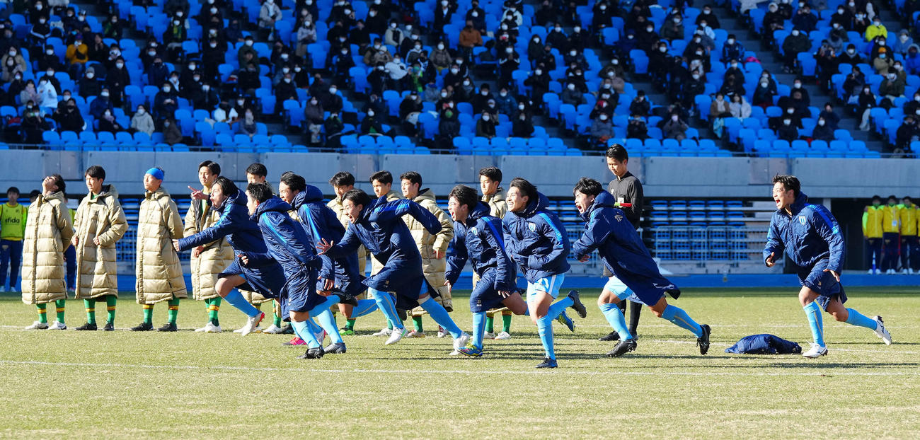 帝京長岡対桐光学園　PK戦で勝利し喜ぶ桐光学園の選手たち（撮影・江口和貴）