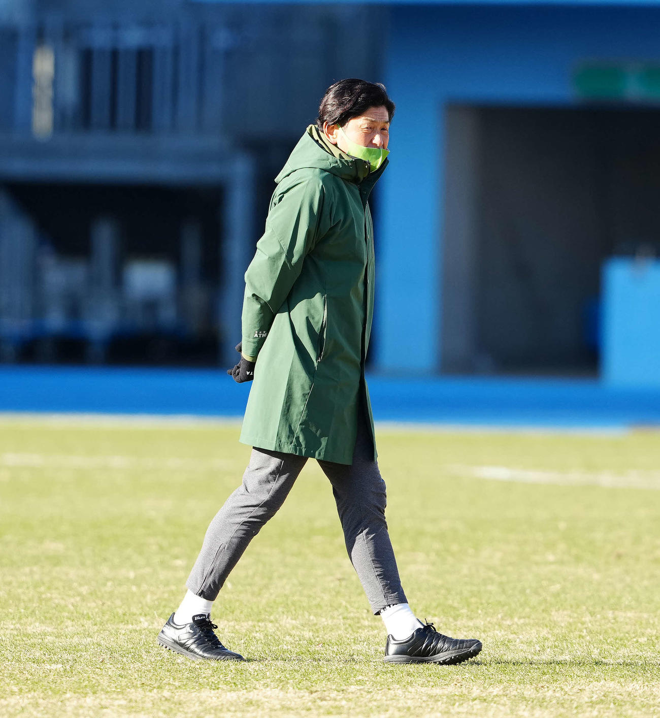 帝京長岡対桐光学園　PK戦で桐光学園に敗れ、応援席にあいさつへ向かう帝京長岡・古沢監督（撮影・江口和貴）