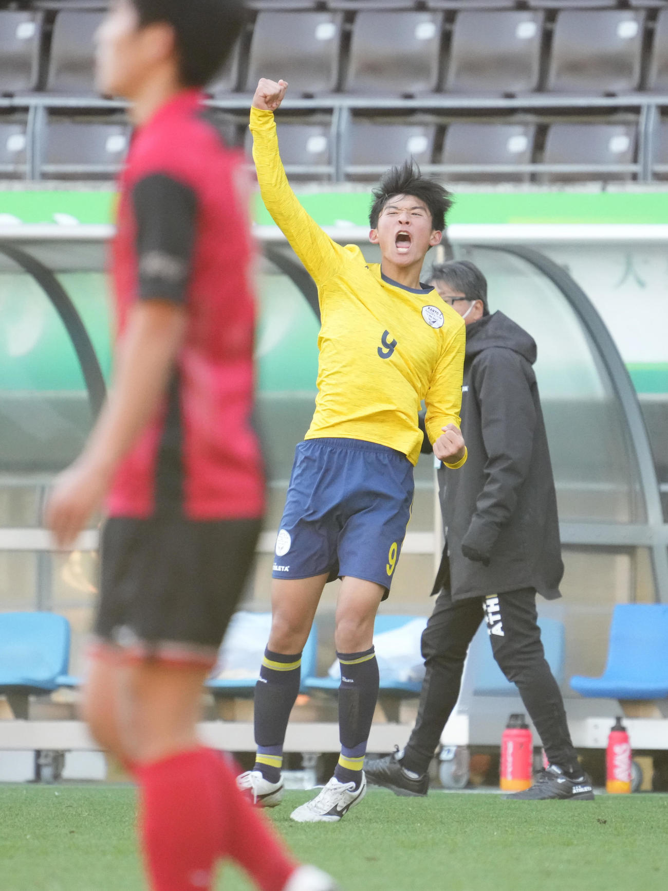 関東第一対矢板中央　後半、関東第一・本間（右）は決勝ゴールを奪い雄たけびを上げる（撮影・小沢裕）