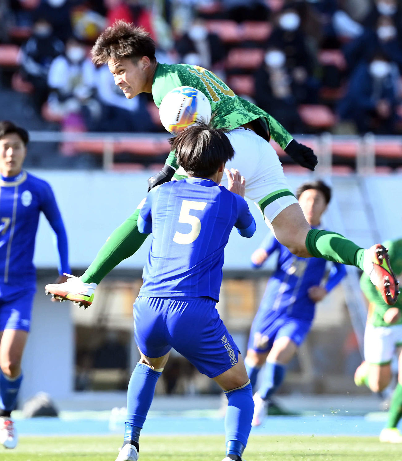阪南大高対青森山田　前半、青森山田・松木玖生の肩に当ったボールが、阪南大高・西田祐悟の頭に当たりオウンゴールで青森山田が先制する（撮影・たえ見朱実）