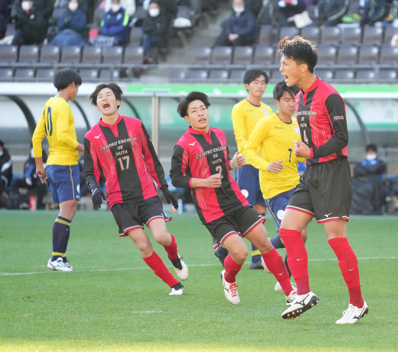 関東第一対矢板中央　前半、矢板中央・島崎（右）はPKを決める（撮影・小沢裕）