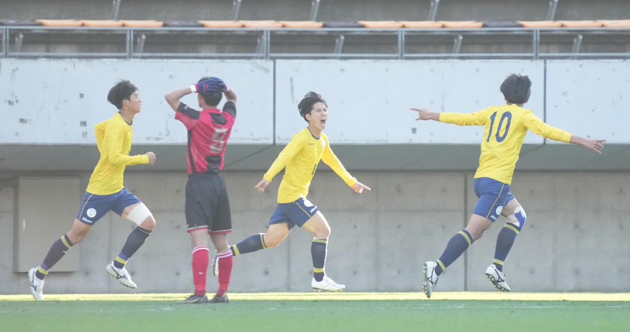 関東第一対矢板中央　前半、関東第一・若松（中央）は勝ち越しゴールを奪う（撮影・小沢裕）