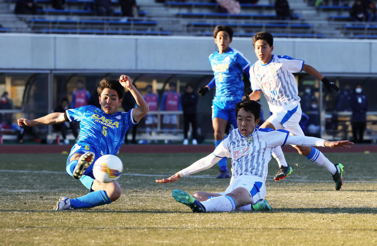 佐賀東対大津　後半、ゴールを決める大津・碇（右）（撮影・足立雅史）