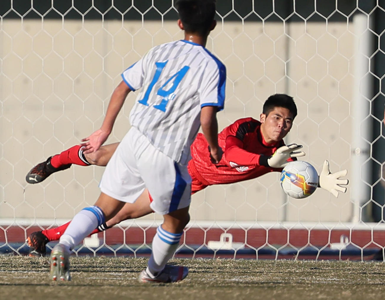 佐賀東対大津　後半、好セーブを見せる大津のGK佐藤（撮影・足立雅史）