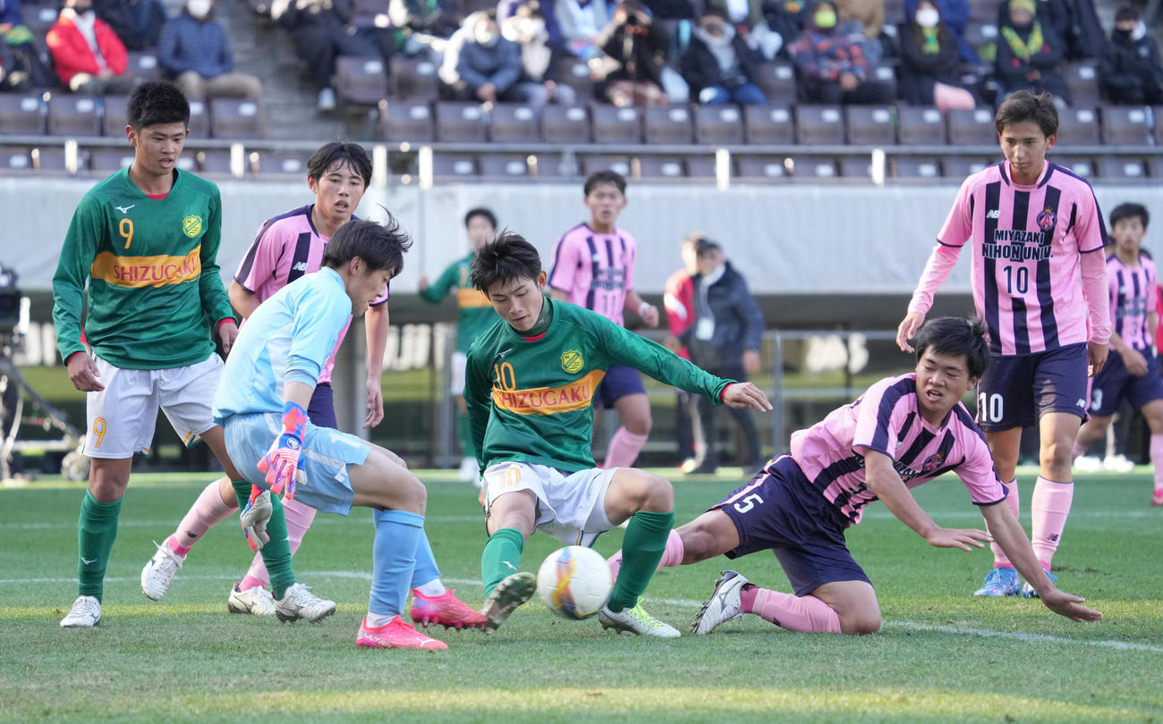 宮崎日大対静岡学園　後半、静岡学園・古川（中央）は玄理吾のゴールをアシストするパスを出す（撮影・小沢裕）