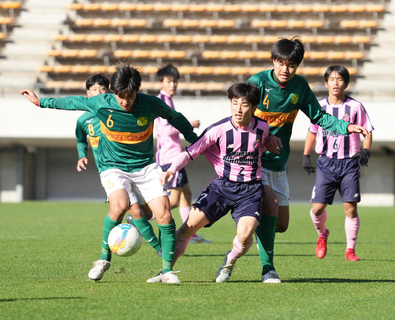宮崎日大対静岡学園　後半、宮崎日大・前田（中央）からボールを奪う静岡学園・小泉（左）と伊東（右）（撮影・小沢裕）