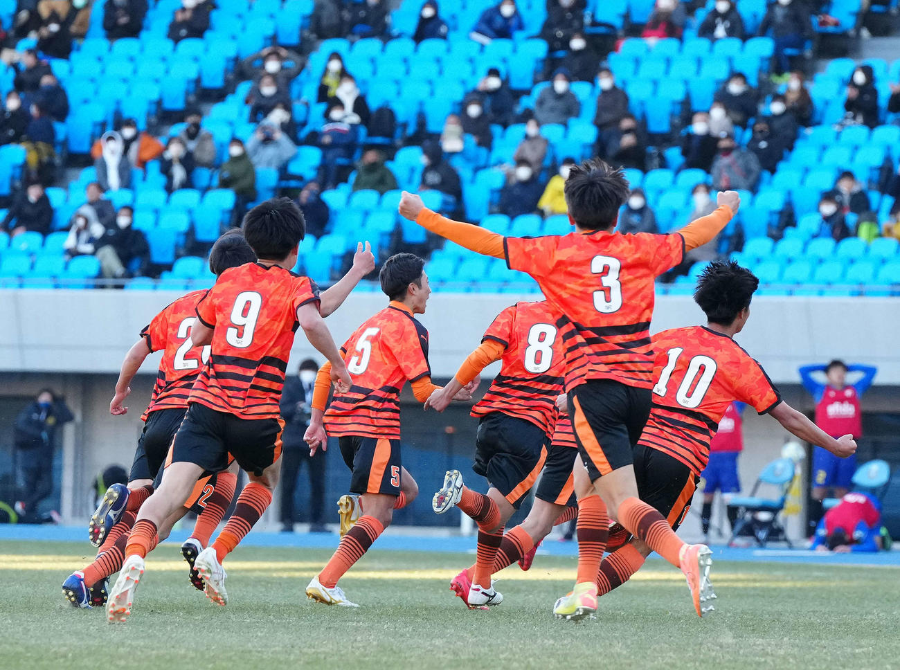 高川学園対仙台育英　後半ロスタイム、西沢がゴールを決め喜ぶ高川学園の選手たち（撮影・江口和貴）