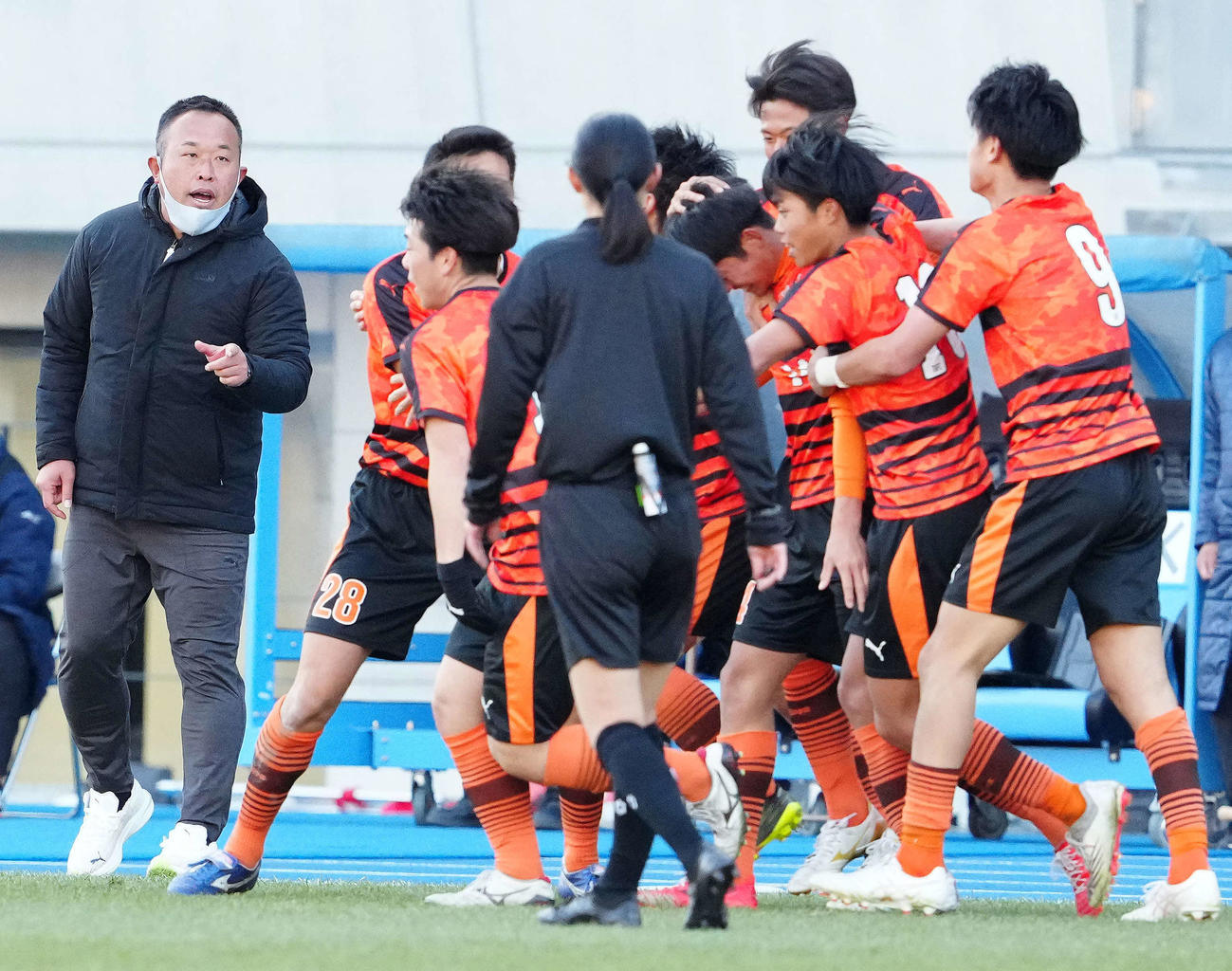 高川学園対仙台育英　後半ロスタイム、高川学園・西沢がゴールを決め、選手たちに声をかける江本監督（左端）（撮影・江口和貴）
