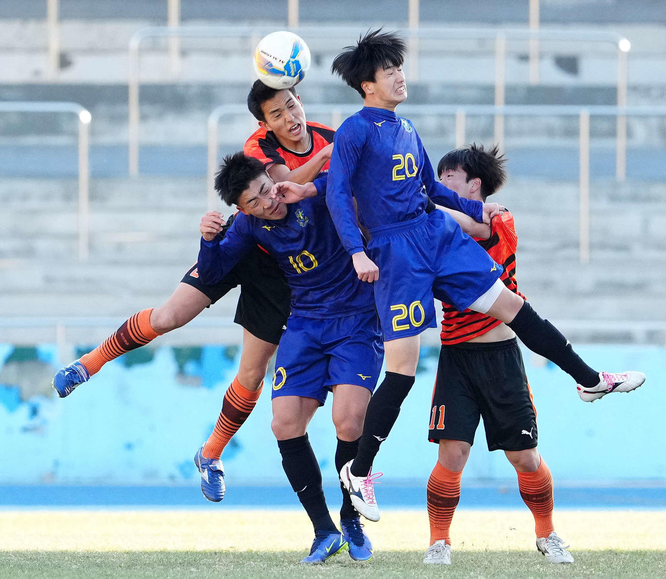 高川学園対仙台育英　後半、競り合う両チームの選手たち（撮影・江口和貴）
