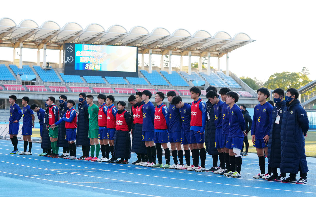 高川学園対仙台育英　高川学園に敗れ、応援席に向かって、あいさつする仙台育英の選手たち（撮影・江口和貴）