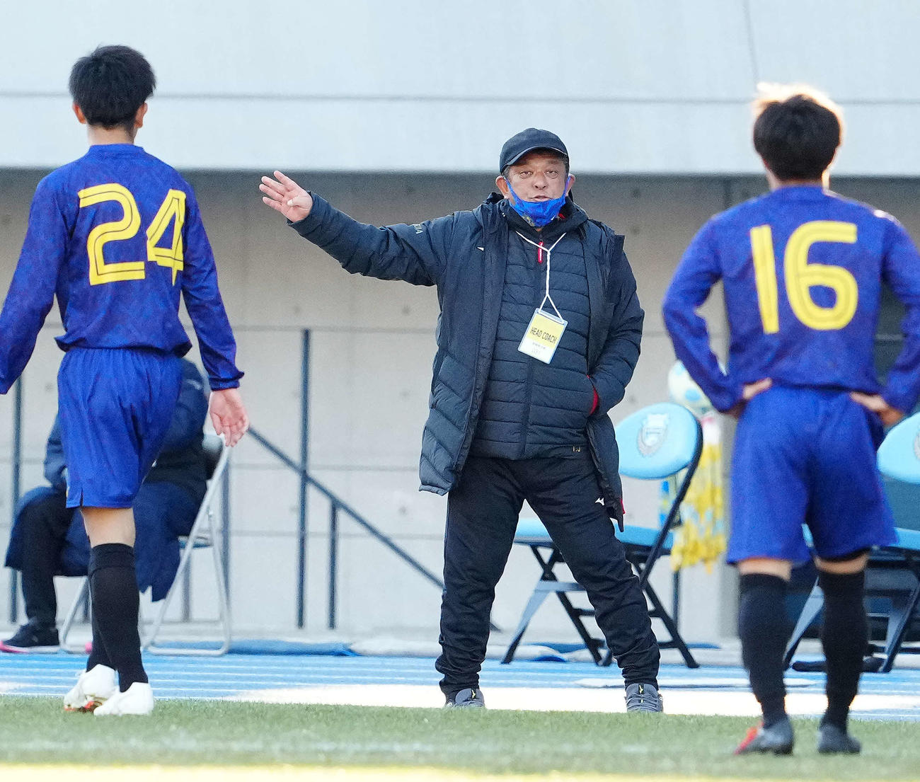 高川学園対仙台育英　後半、指示を出す仙台育英・城福監督（中央）（撮影・江口和貴）