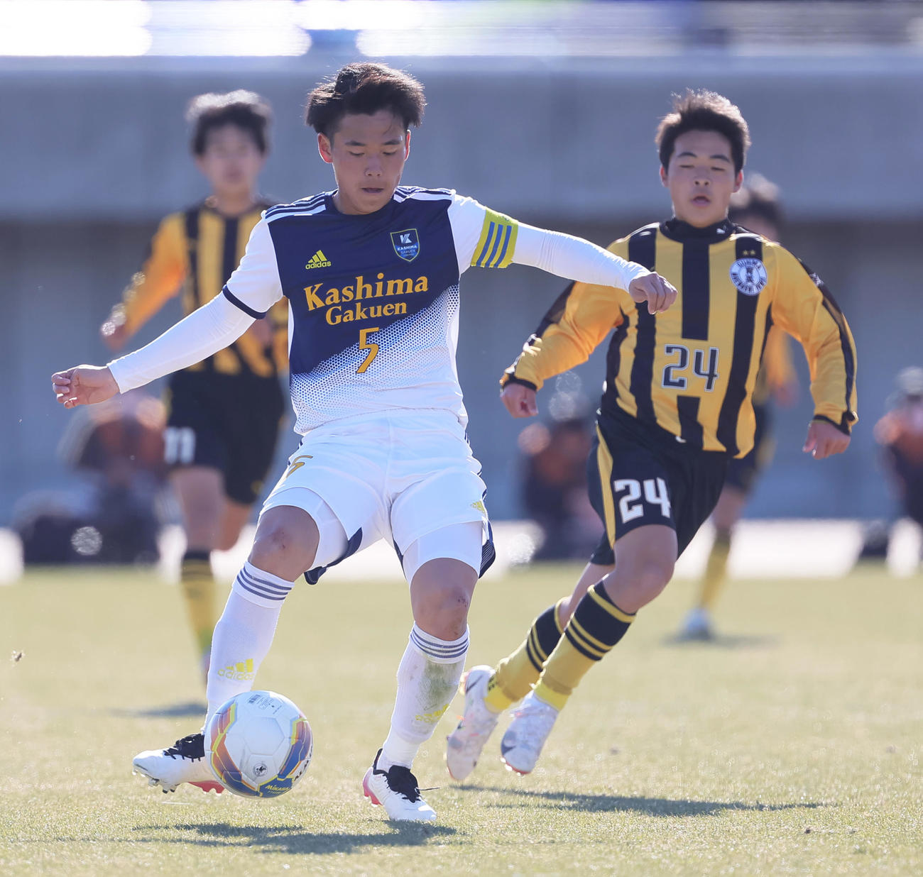 前橋育英対鹿島学園　後半、パスを出す鹿島学園・渕（左）（撮影・足立雅史）