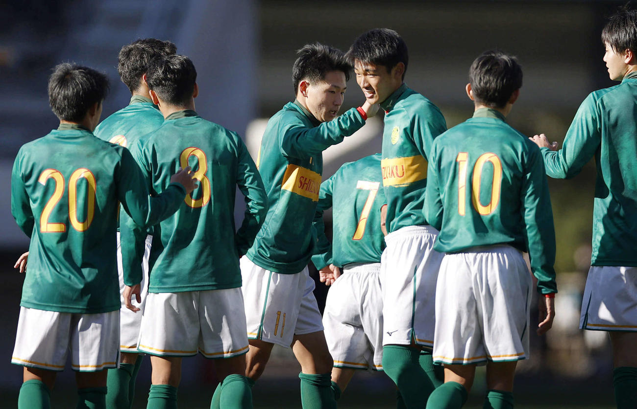 宮崎日大に勝利し、タッチを交わす川谷（中央・11）ら静岡学園イレブン（共同）