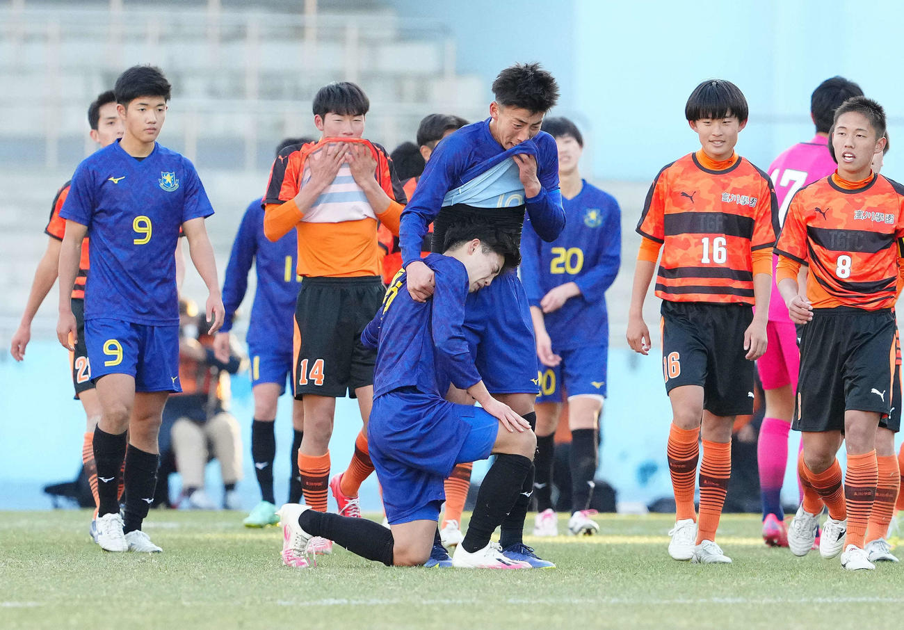 高川学園に敗れ、涙する仙台育英・島野（中央右）