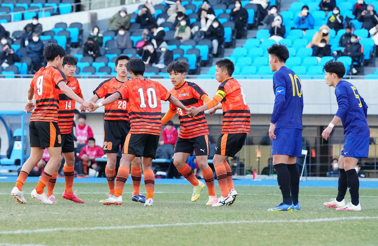 高川学園対仙台育英　後半、CK時に手をつなぎ回転する「トルメンタ」を披露する高川学園の選手たち（撮影・江口和貴）