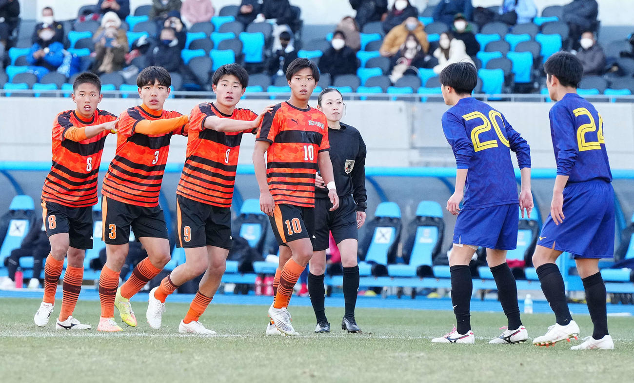CK時に前の選手の肩に手をやり縦に並ぶ高川学園の選手たち（22年1月2日撮影）