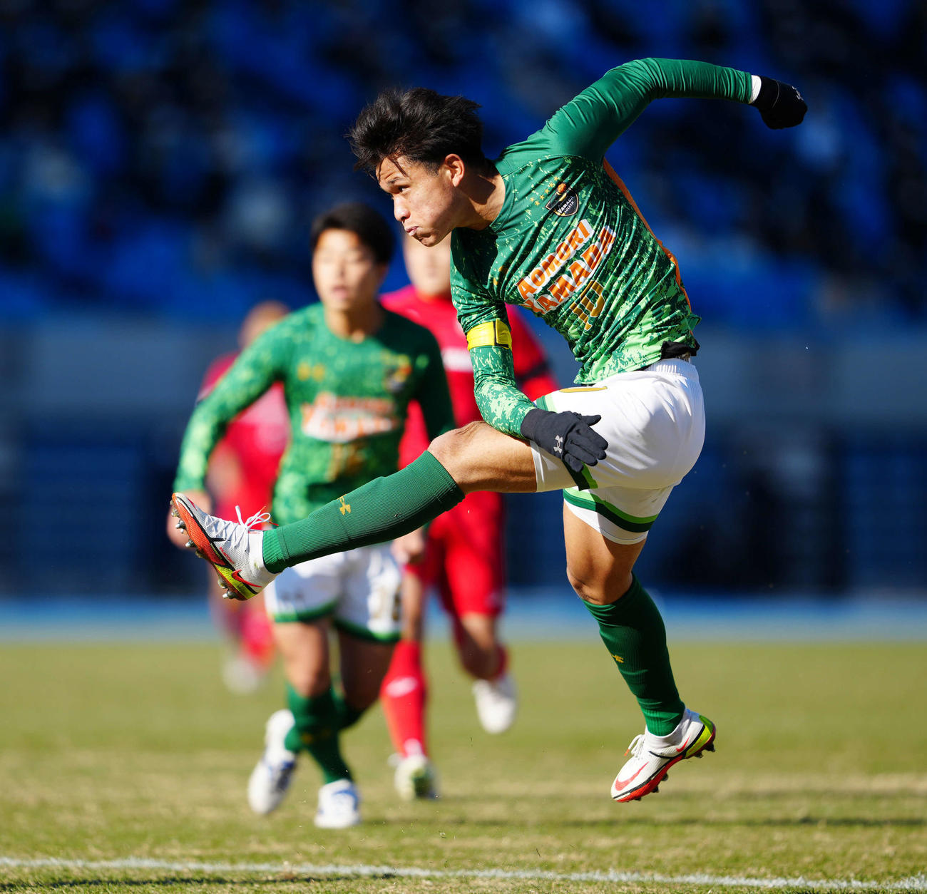 東山対青森山田　前半、シュートを放つ青森山田・松木（撮影・江口和貴）