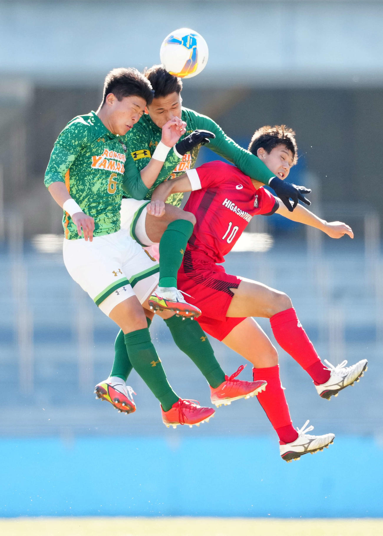 東山対青森山田　後半、競り合う、左から青森山田・宇野、松木、東山・藤枝（撮影・江口和貴）