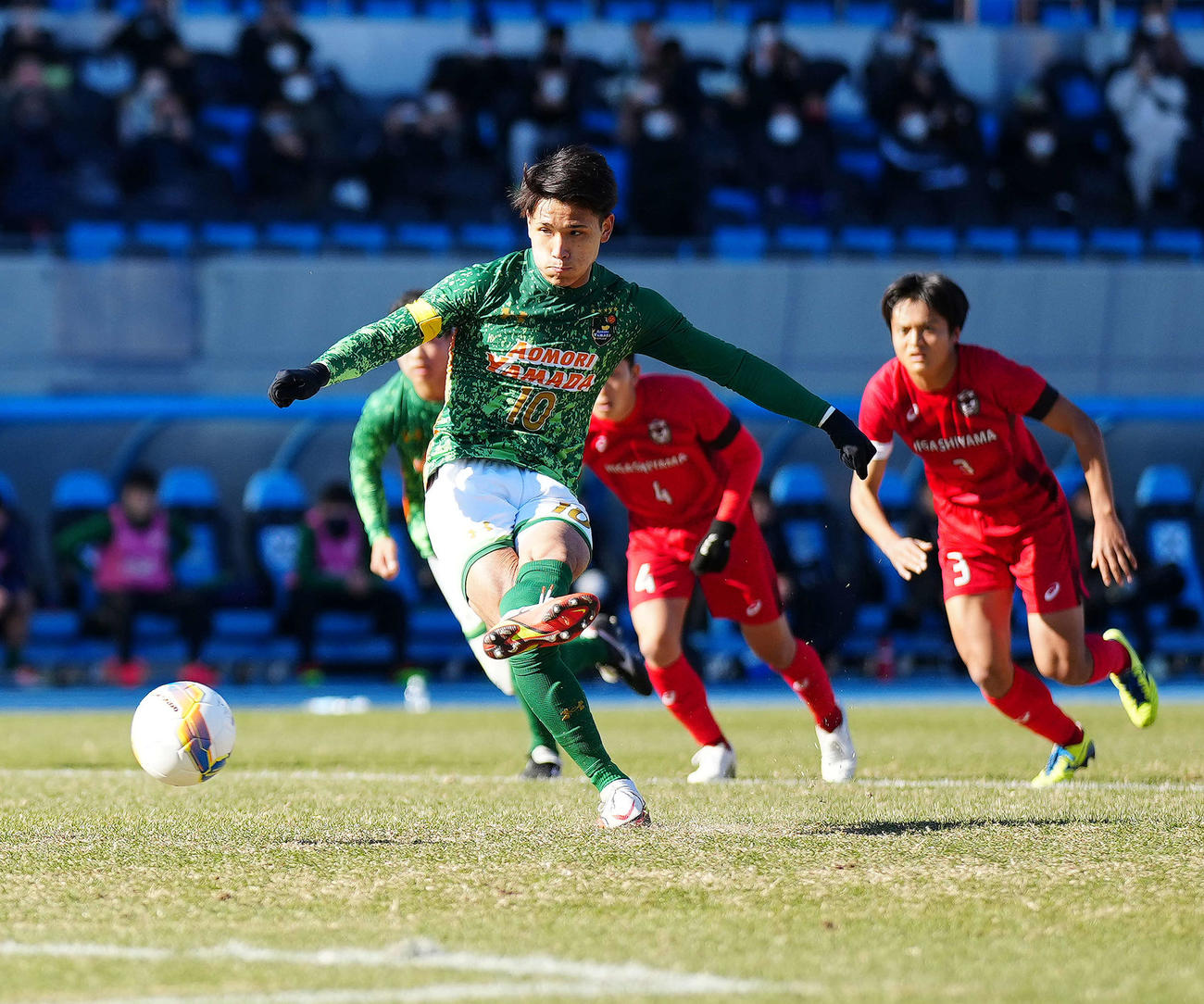 東山対青森山田　前半、PKで同点ゴールを決める青森山田・松木（撮影・江口和貴）
