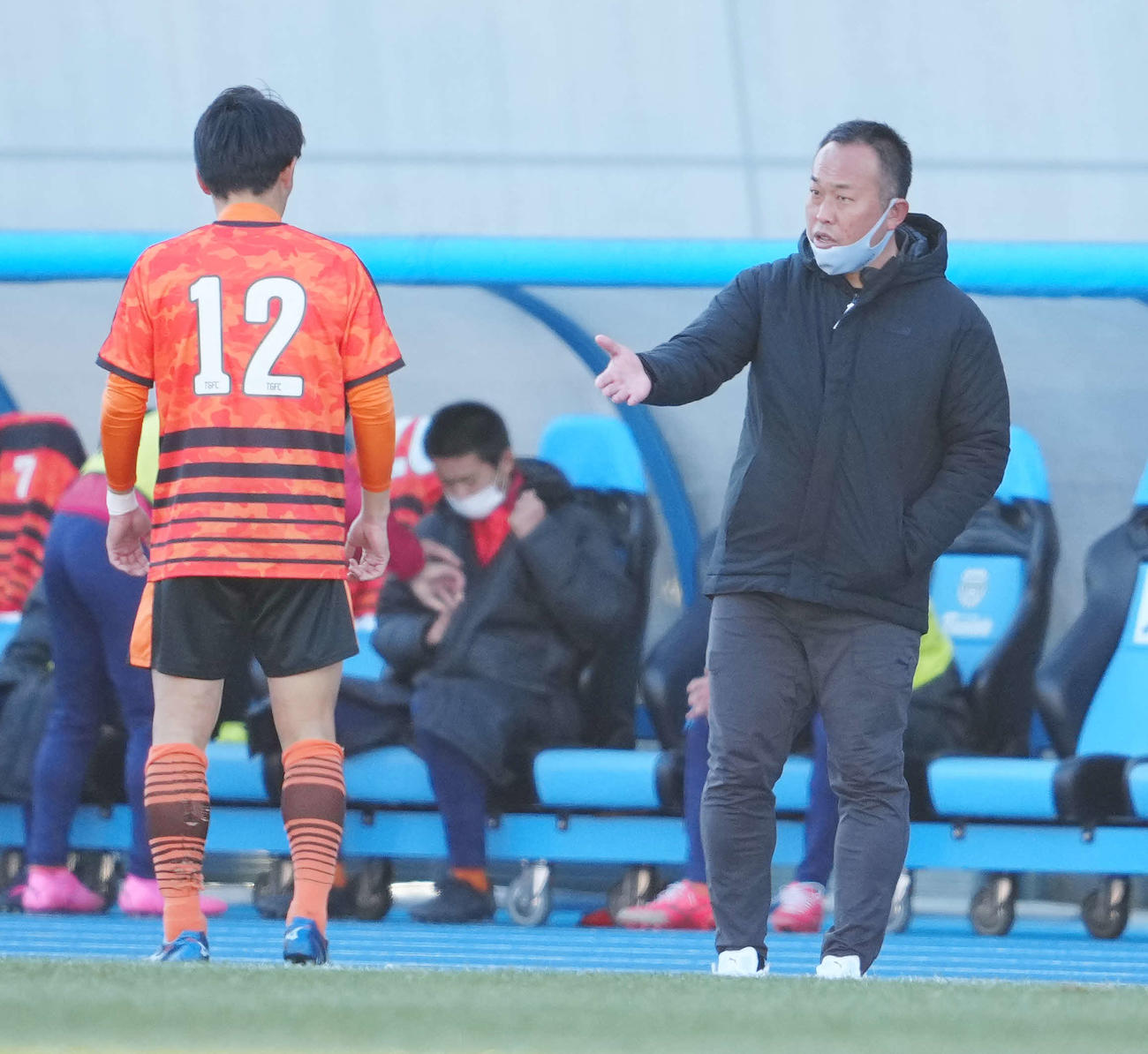 桐光学園対高川学園　前半、指示を出す高川学園・江本監督（右）（撮影・江口和貴）