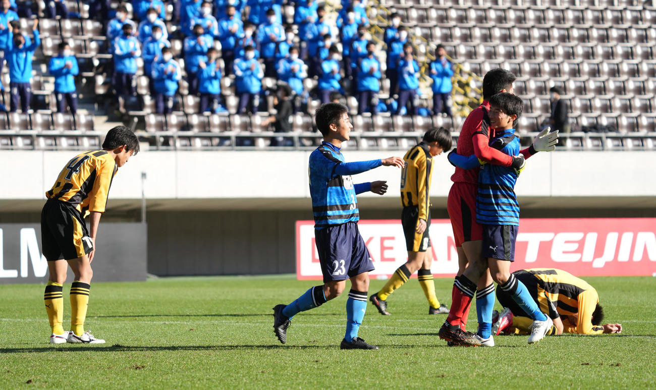 大津対前橋育英　準決勝進出を果たし歓喜に沸く大津イレブン（撮影・小沢裕）