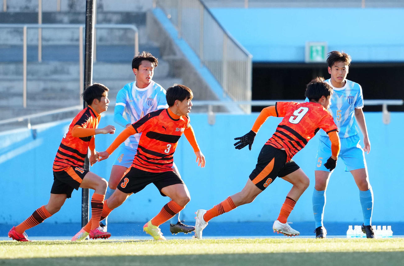 桐光学園対高川学園　後半、CKに臨む西沢（左）ら高川学園の選手たち（撮影・江口和貴）