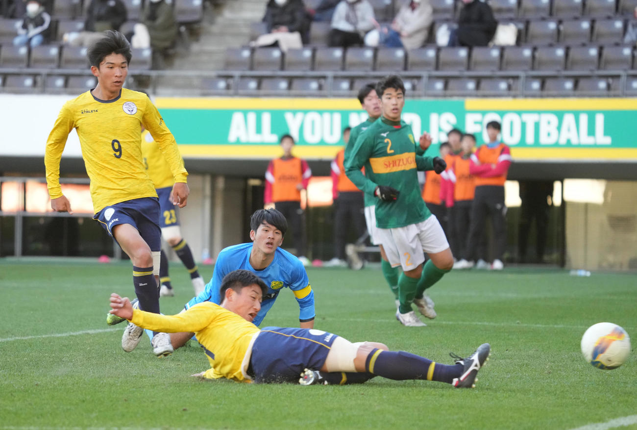静岡学園対関東第一　後半、関東第一・坂井は同点ゴールを奪う（撮影・小沢裕）