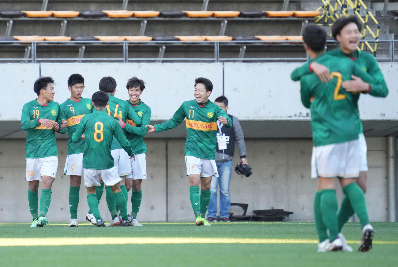 静岡学園対関東第一　後半、静岡学園・小泉（左から5人目）は先制ゴールを奪いイレブンの祝福を受ける（撮影・小沢裕）