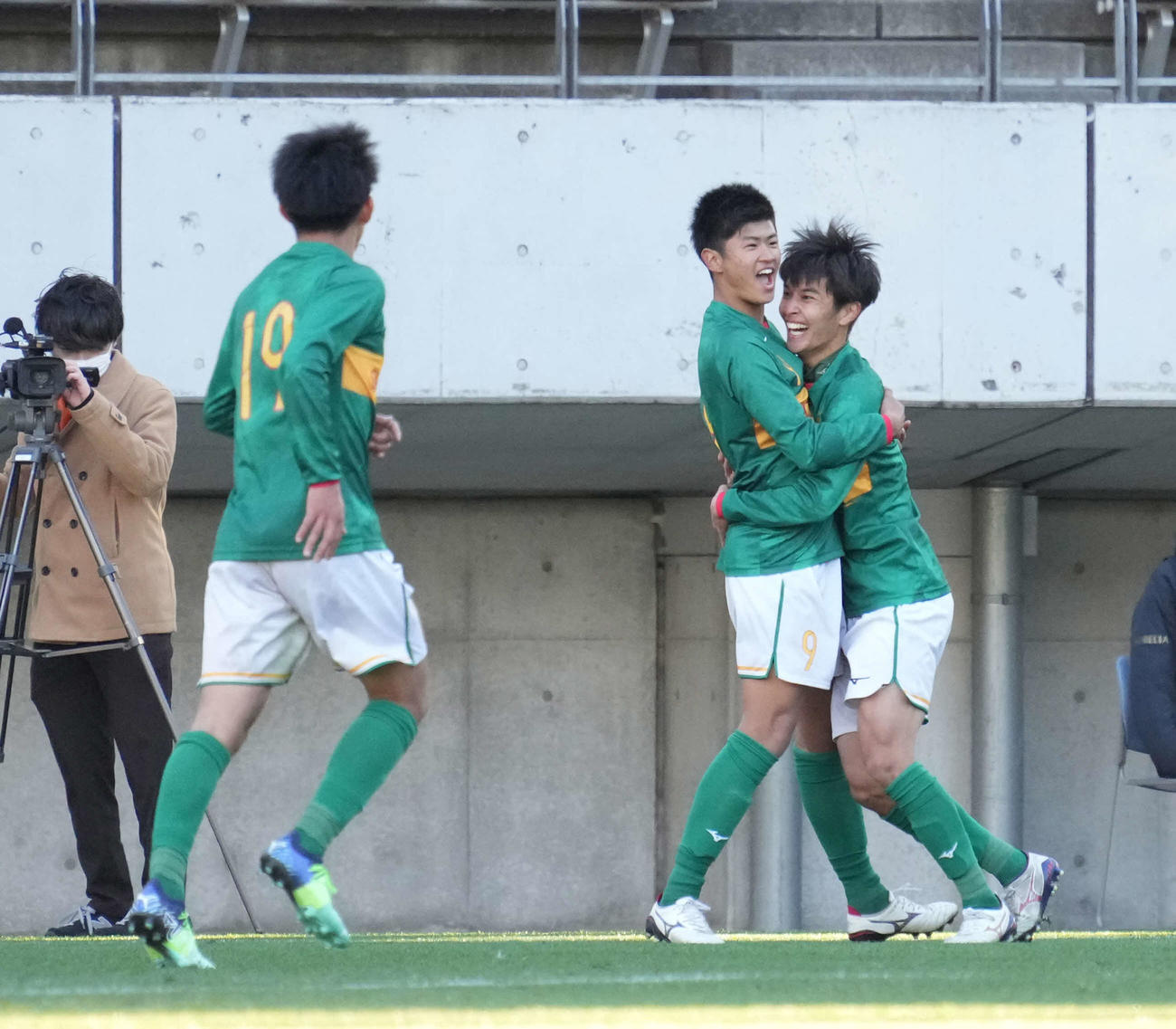 静岡学園対関東第一　後半、静岡学園・小泉龍之介（右）は先制ゴールを奪う（撮影・小沢裕）