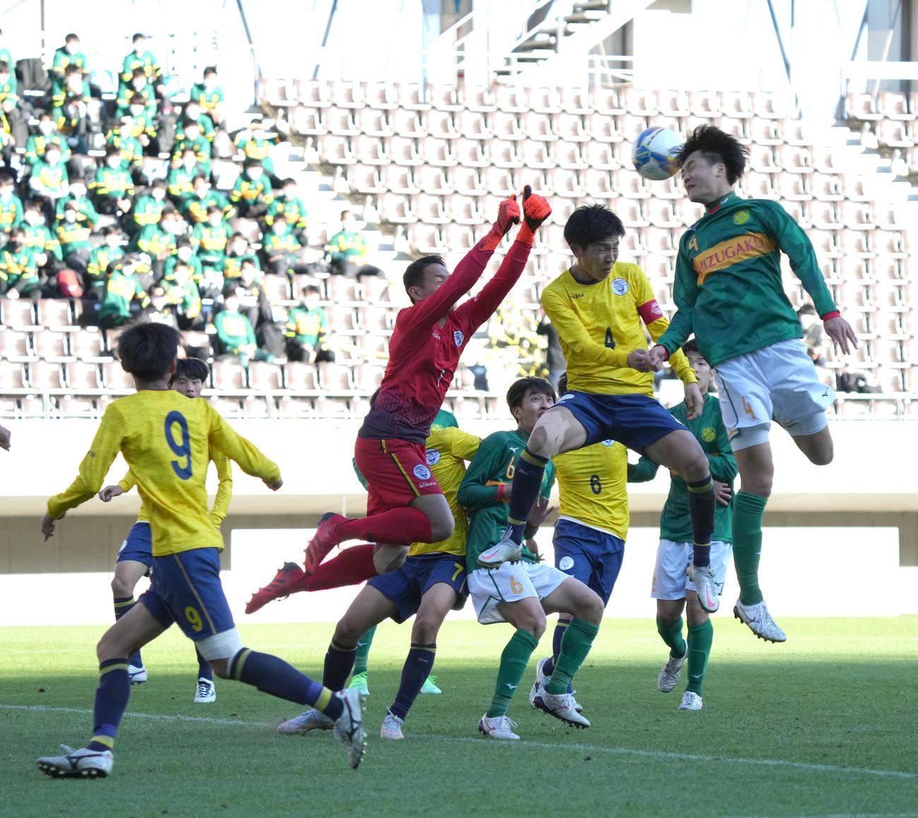 静岡学園対関東第一　前半、静岡学園・伊東（右）はヘディングシュートを狙うもゴールならず（撮影・小沢裕）