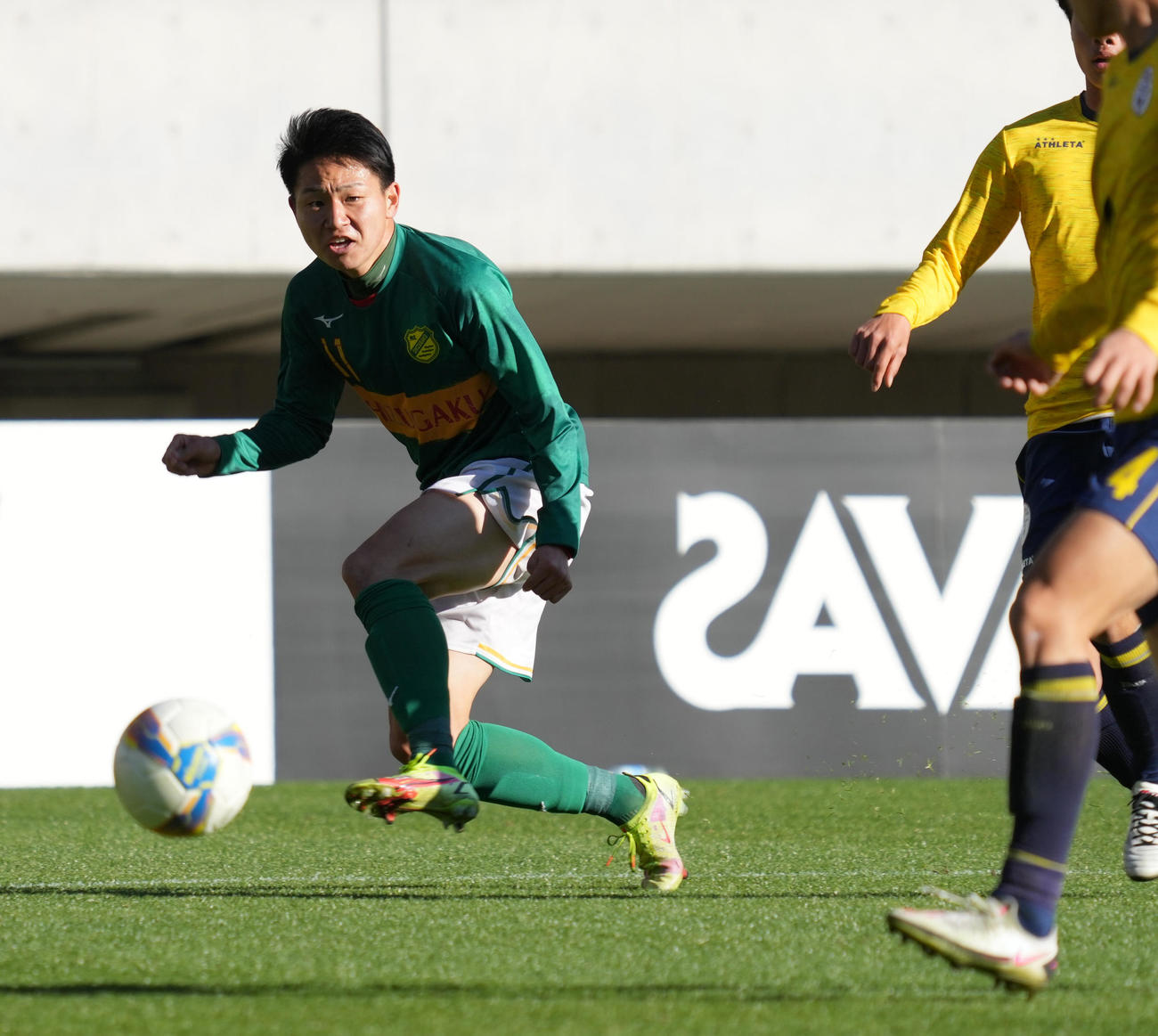 静岡学園対関東第一　前半、ゴール前へのクロスパスを狙う静岡学園・川谷（撮影・小沢裕）