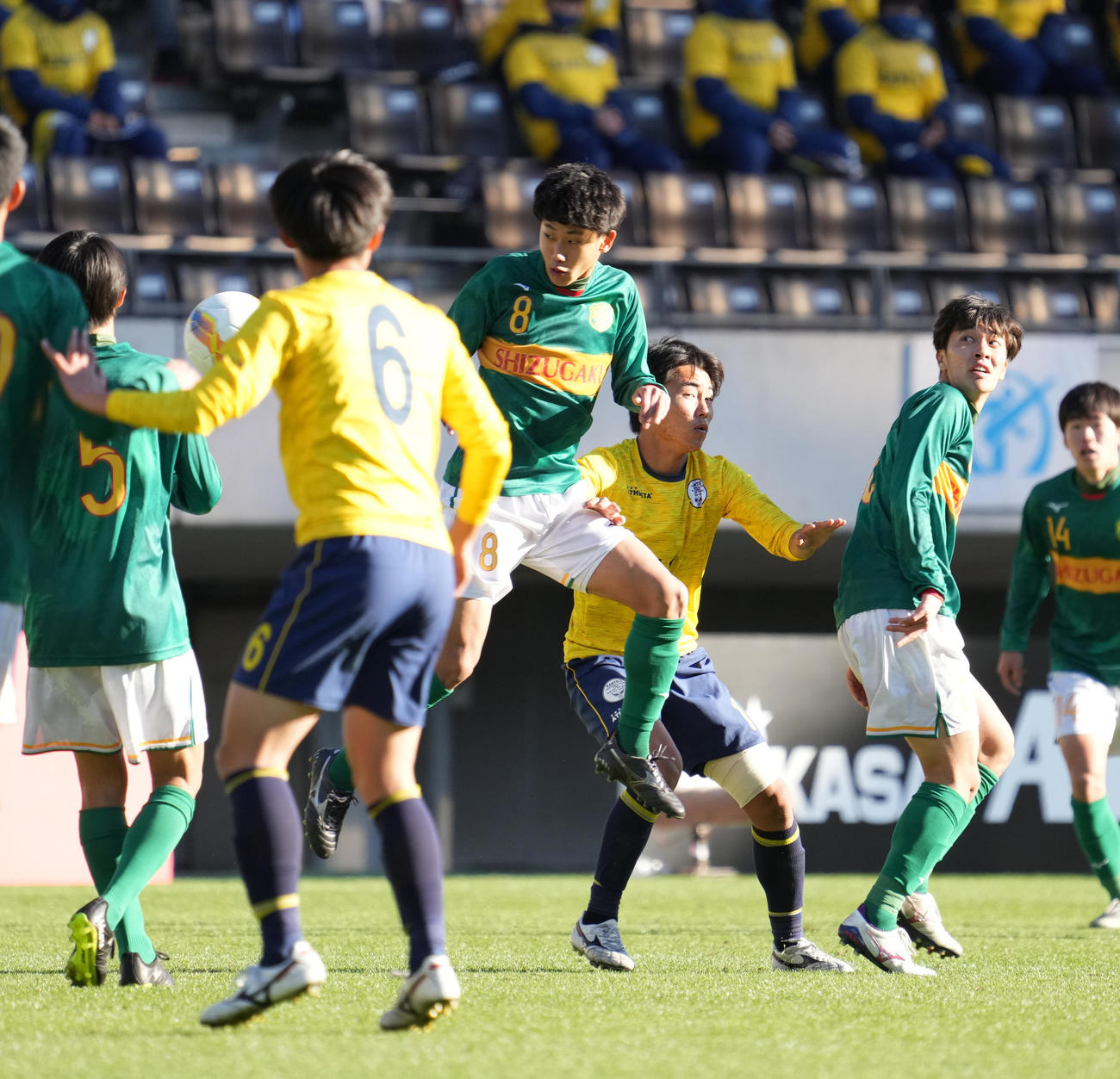 静岡学園対関東第一　前半、浮き球を競り合う静岡学園・玄（中央）（撮影・小沢裕）